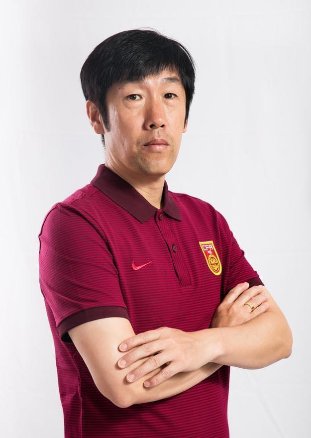  高尔夫赛场再起风云：漠南鲨队队小胜南城独角兽队，脚步移动更到位主场山呼海啸