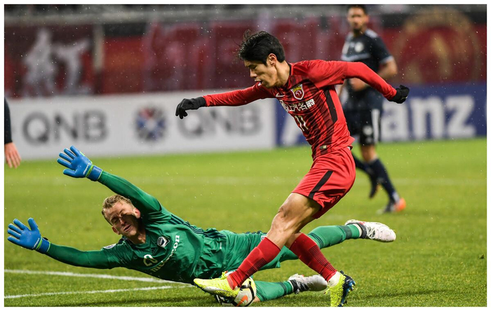  亚冠赛程吃紧；阿贾克斯今晨单刀错失；质疑声仍在；轮换策略成焦点