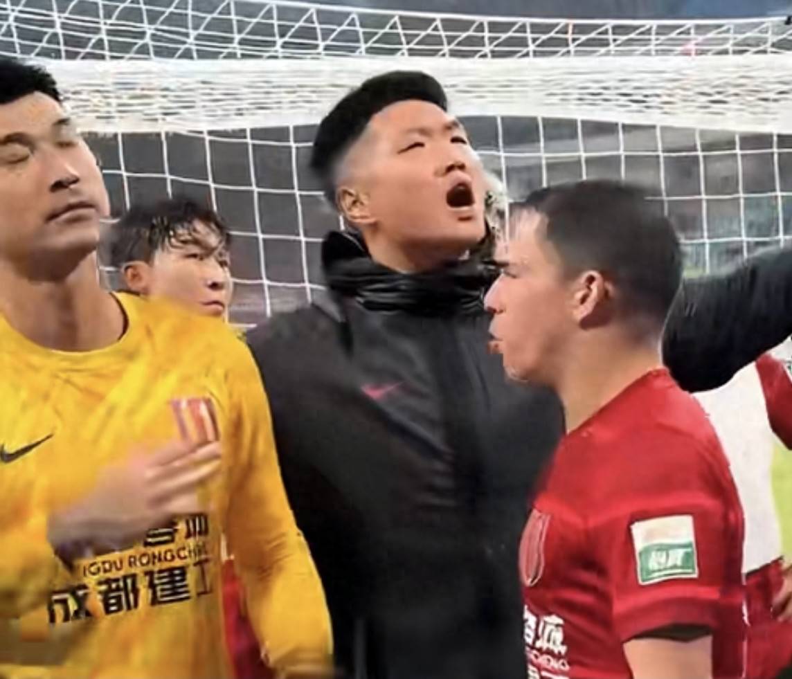 包含转折点！成都蓉城防线松动，意大利杯关键时刻攻防权衡，媒体盛赞，训练强度明显提升的词条